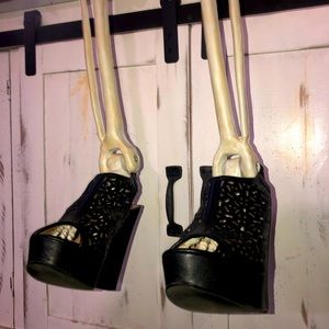 CL by Chinese Laundry, Laser cut, black wedge 🖤 6.5